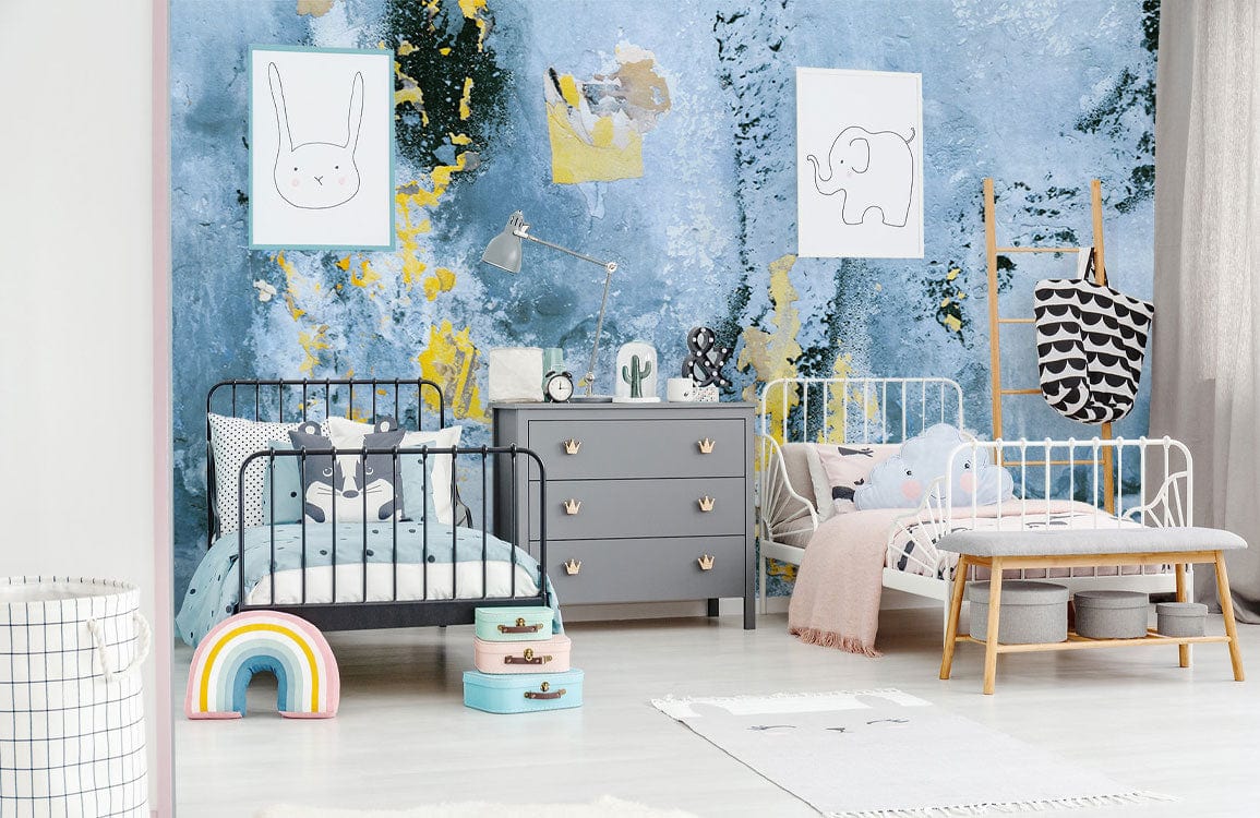 Papier peint mural pour chambre d’enfants avec mur abstrait vibrant et mobilier moderne