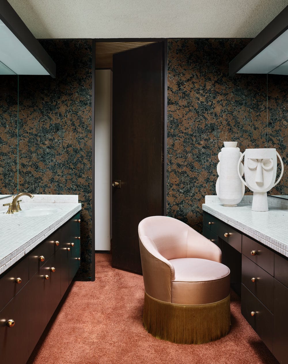 Chaise de vanity en velours rose avec franges en or, compatible avec papier peint mural pierre cristalline rouillée