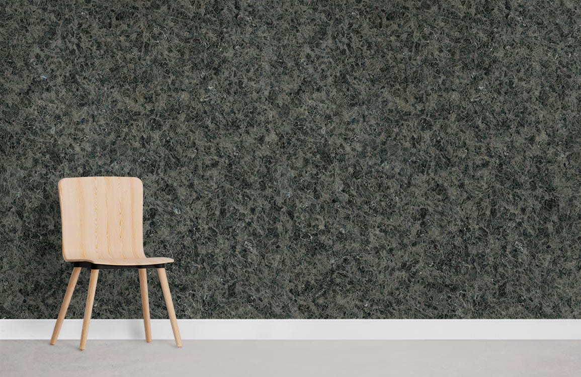 Chaise en bois brun clair avec dossier courbé, adaptée à un papier peint mural pierre grise brisée