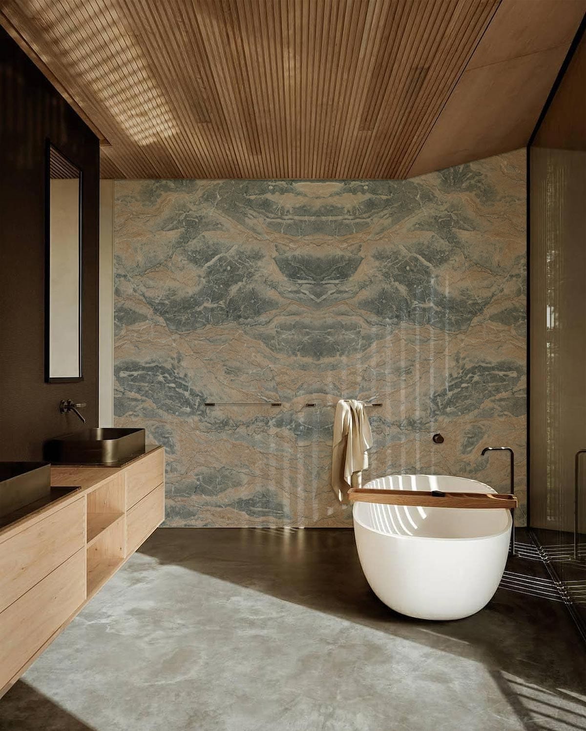 Papier peint mural en pierre recouverte de terre dans une salle de bain moderne avec baignoire