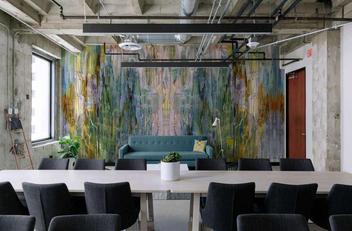Image d’un bureau avec un papier peint mural en plastique transparent coloré et mur artistique
