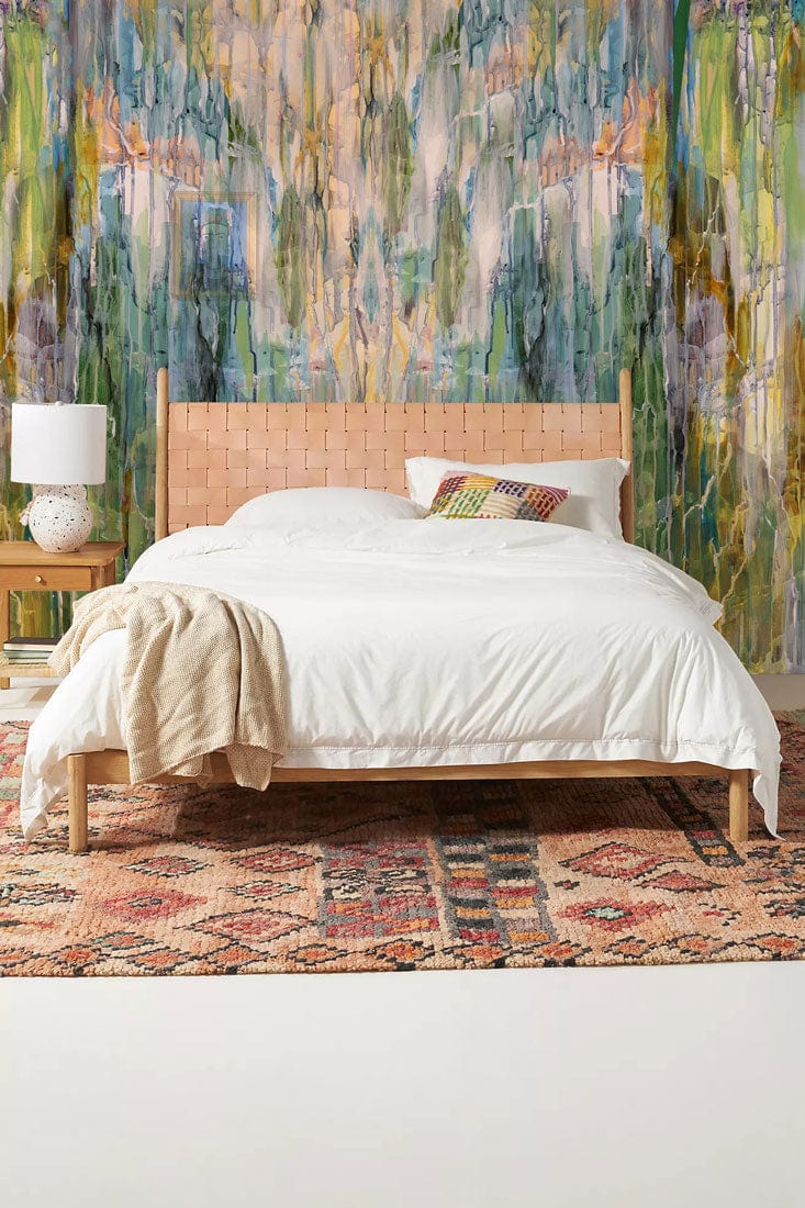 Image d’un lit avec tête de lit en cuir tissé et papier peint mural en plastique transparent coloré