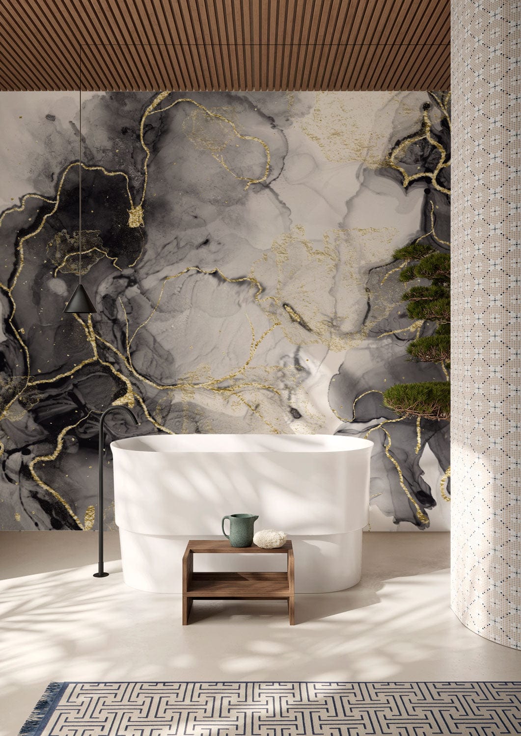 Baignoire autoportante blanche avec papier peint mural encre et dorure, œuvre d’art élégante