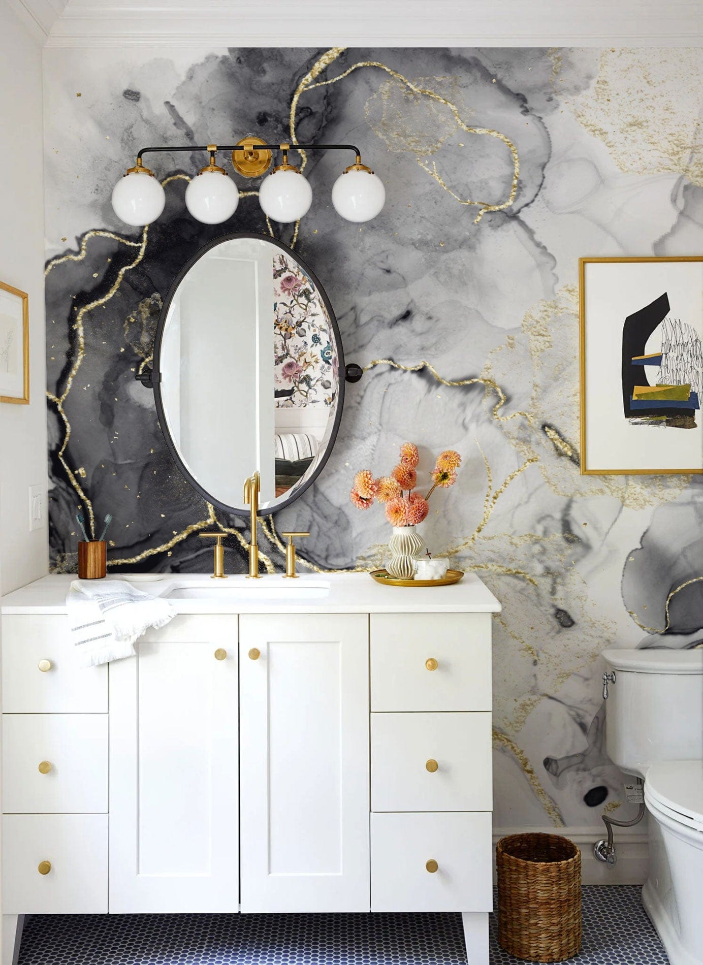 Papier peint mural encre et dorure avec décoration de salle de bain élégante et œuvre d’art