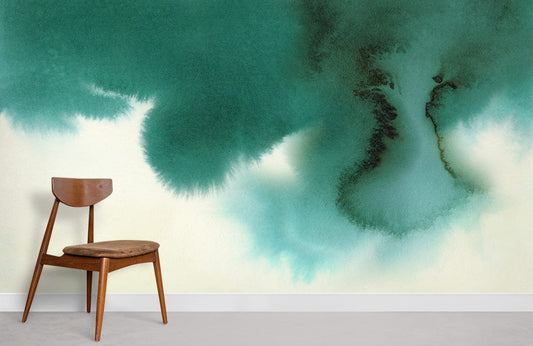 Chaise en bois avec siège rembourré sur papier peint mural encre verte ombre
