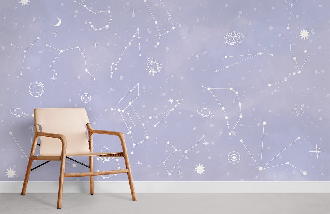 Chaise en bois clair et tissu beige avec peinture murale Étoiles pourpres dans mural Étoiles pourpres