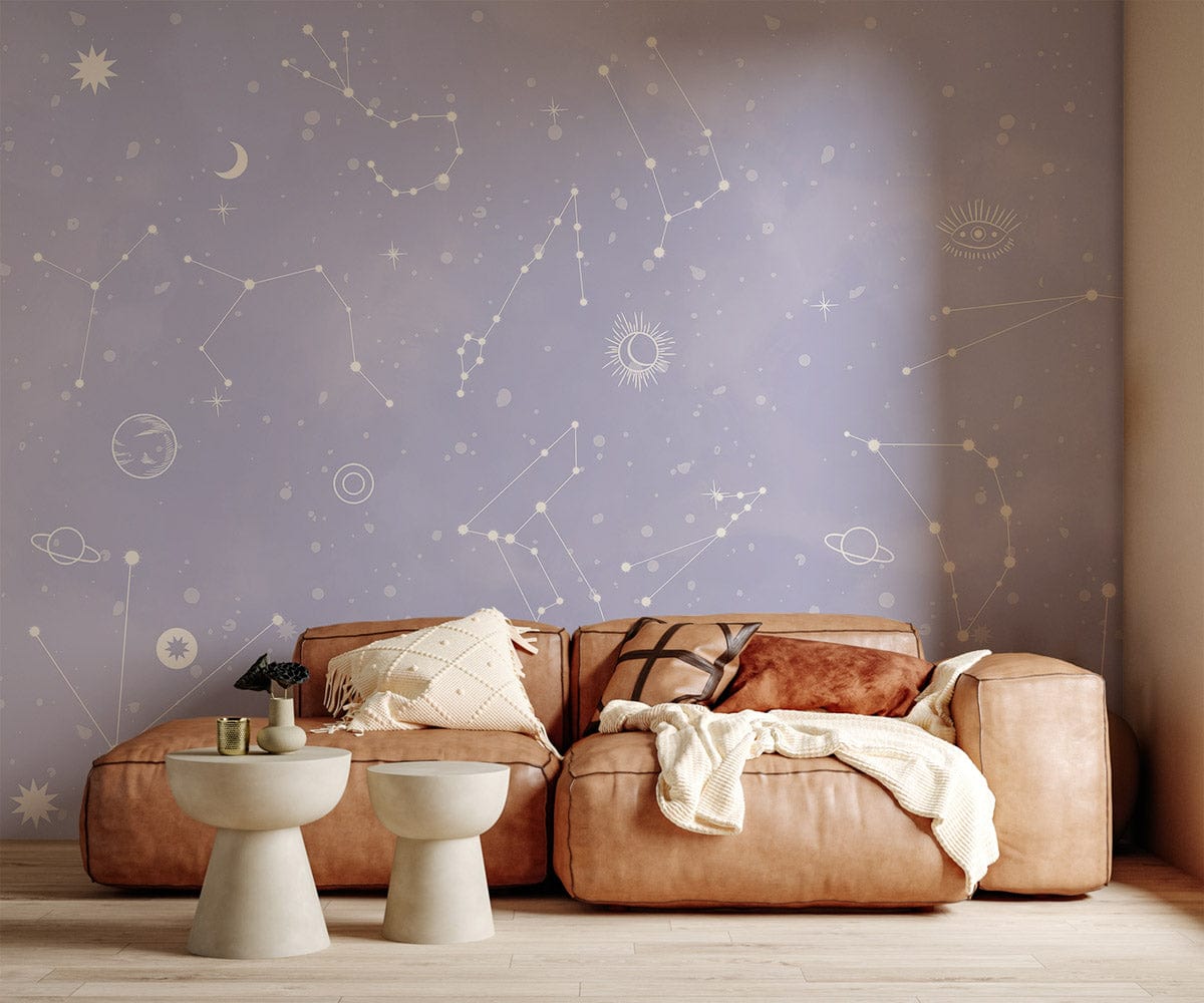 Sofa en cuir caramel avec coussins décoratifs, idéal avec peinture murale Étoiles