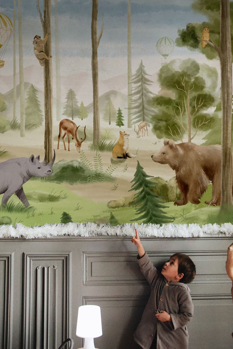 Jeune enfant pointant un mural faune avec animaux dans le papier peint mural Faune des Bois Secs