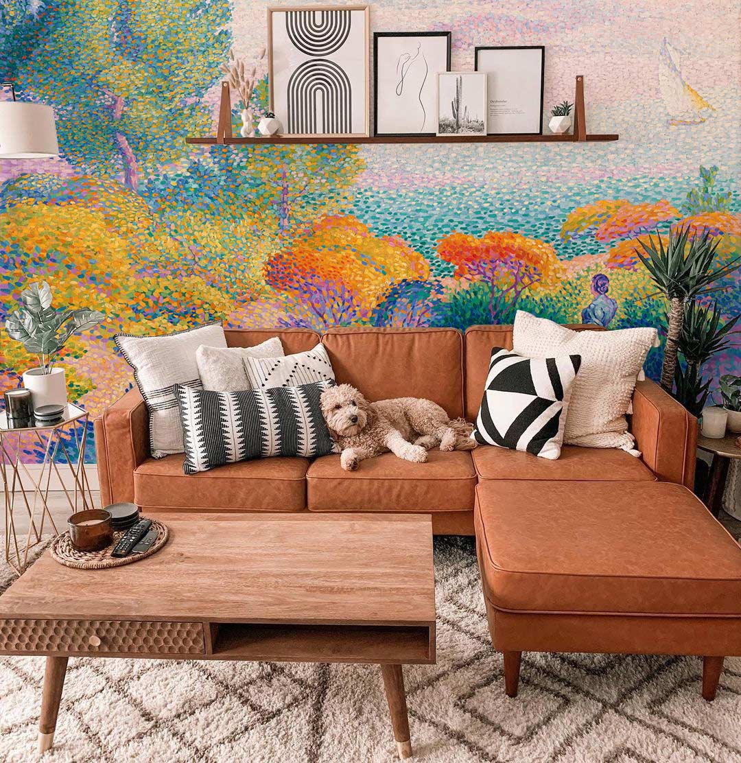 Sofa en cuir beige avec chaise longue, idéal pour décor mural femmes au bord de l’eau
