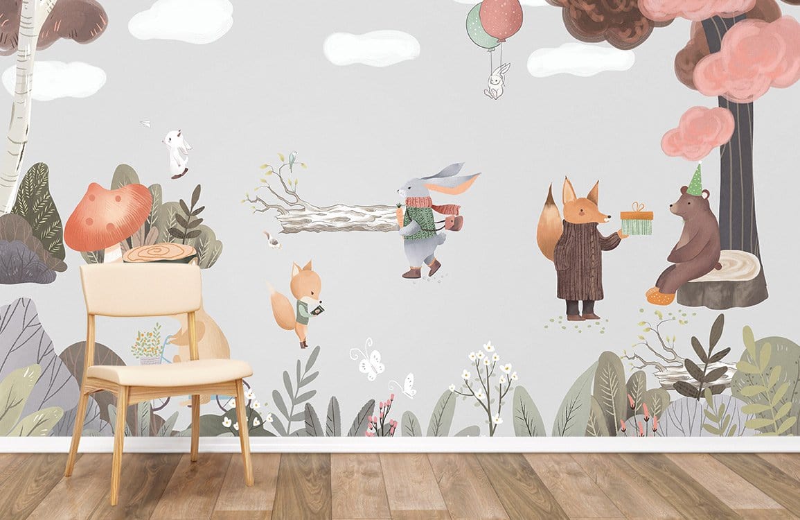 Chaise en bois clair avec assise crème pour papier peint mural Fête dans la forêt