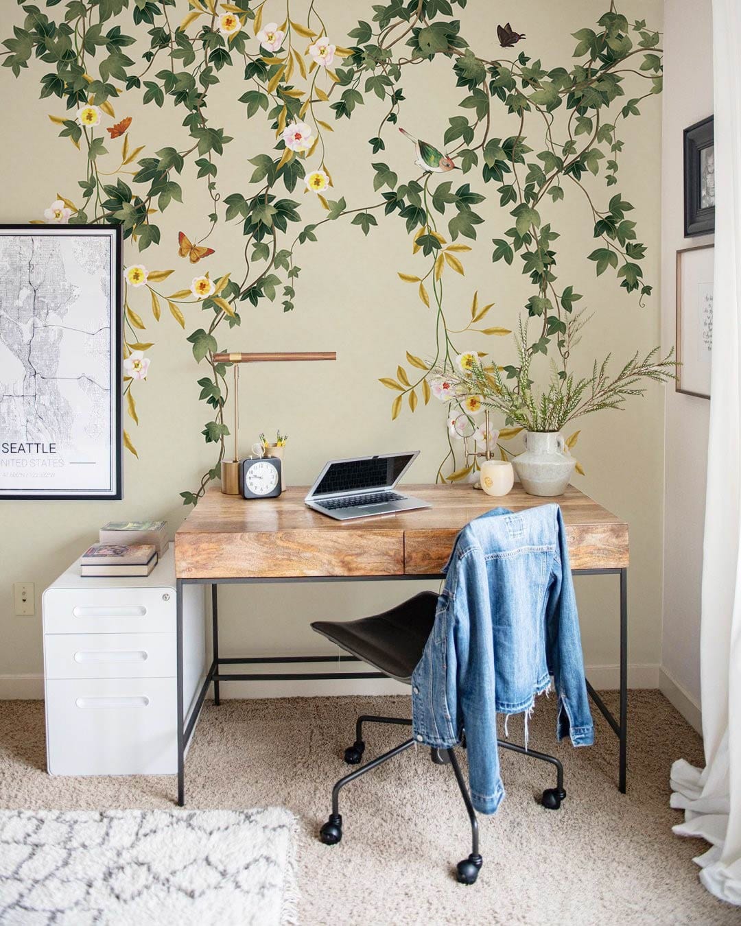 Image d’un bureau avec un papier peint mural feuilles pleureuses neutres et un ordinateur portable