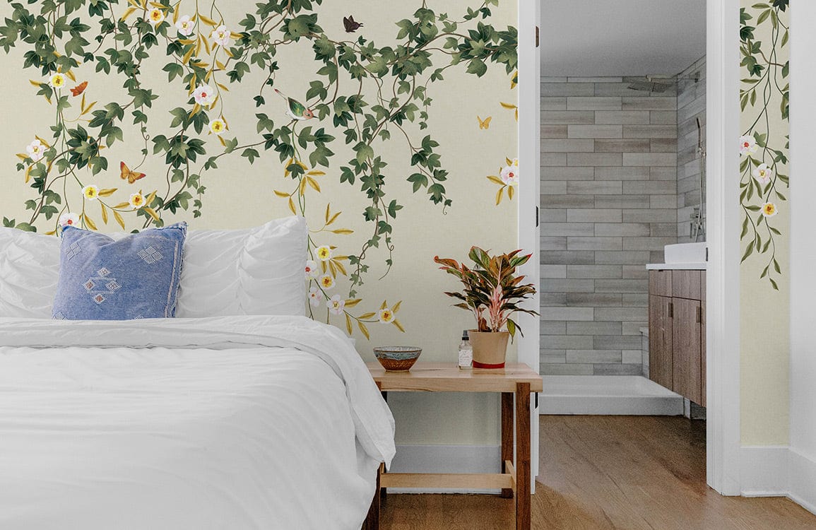Photo d’une chambre avec papier peint mural feuilles pleureuses et salle de bain adjacente