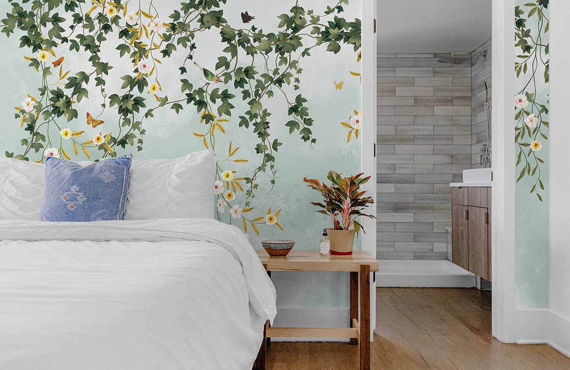 Lit avec linge blanc et coussin bleu, idéal pour un décor mural feuilles pleureuses vertes