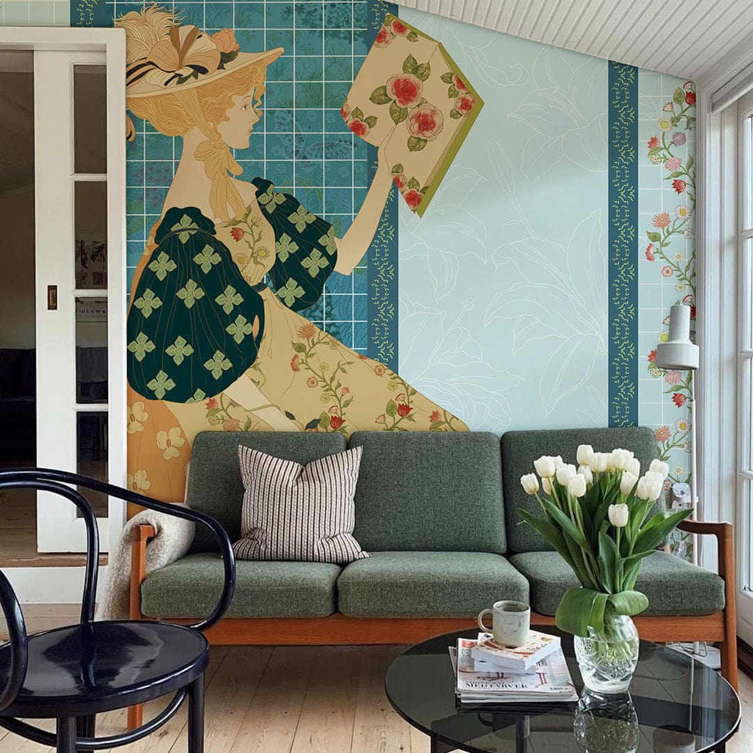 Canapé trois places en tissu vert et cadre en bois, dans le papier peint mural fille lisant