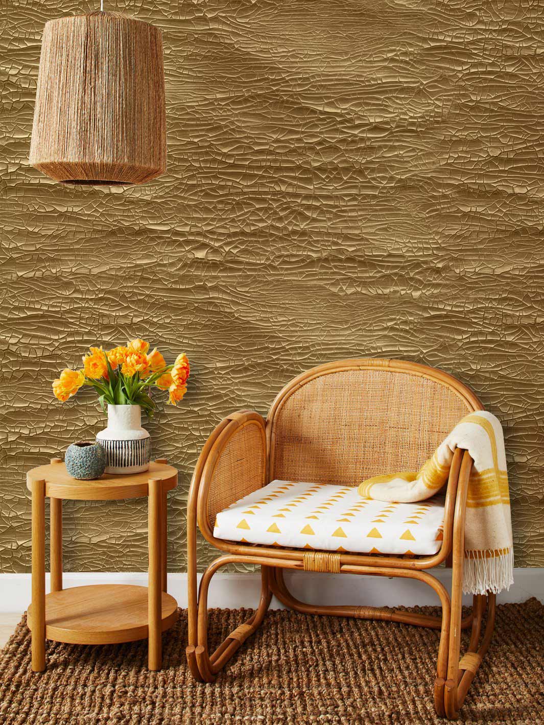 Fauteuil en rotin tissé avec coussin à motifs triangles jaunes et plaid fissures dorées minuscules