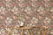 Papier peint mural cerisier rose doux avec motif floral et mobilier en bois clair