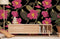 Console média en bois style mid-century moderne avec papier peint mural cerisier rose
