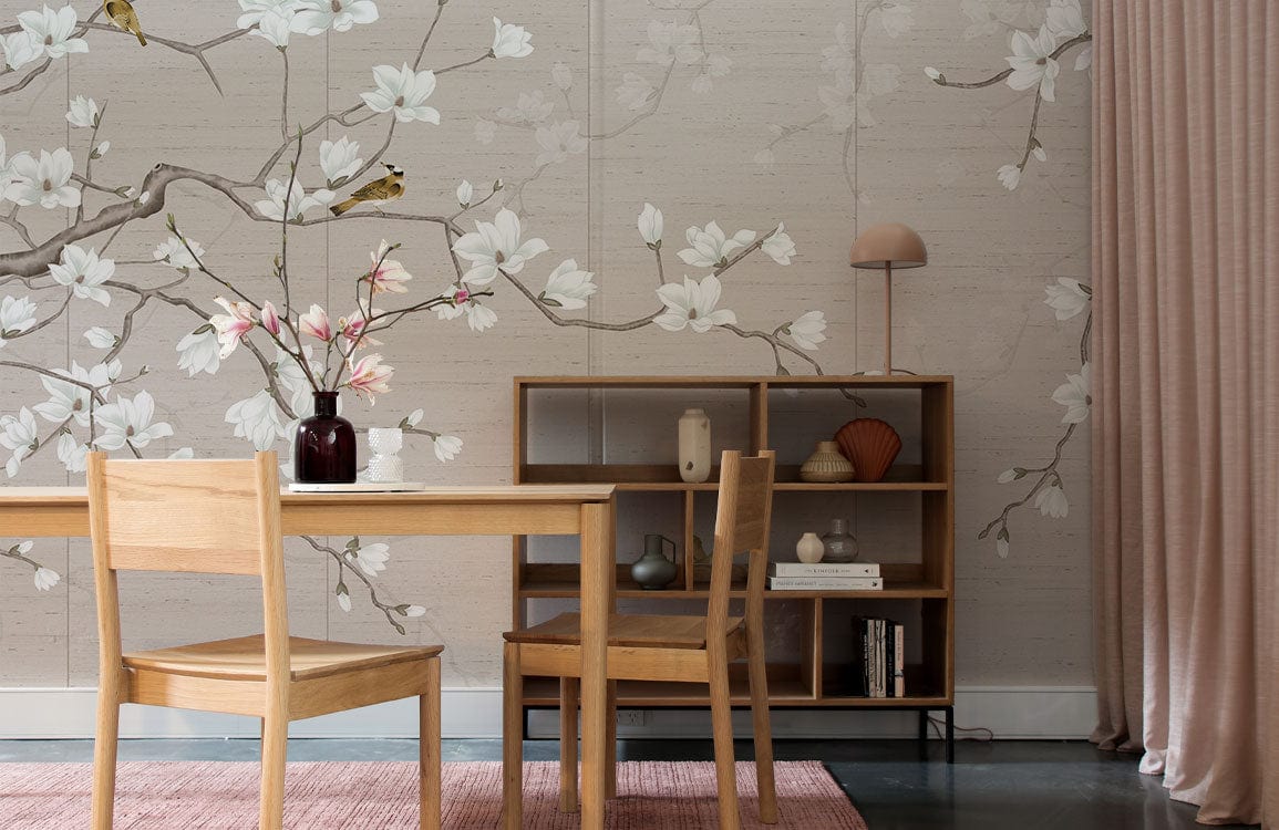 Salle à manger avec papier peint mural fleur de magnolia pure, mobilier en bois
