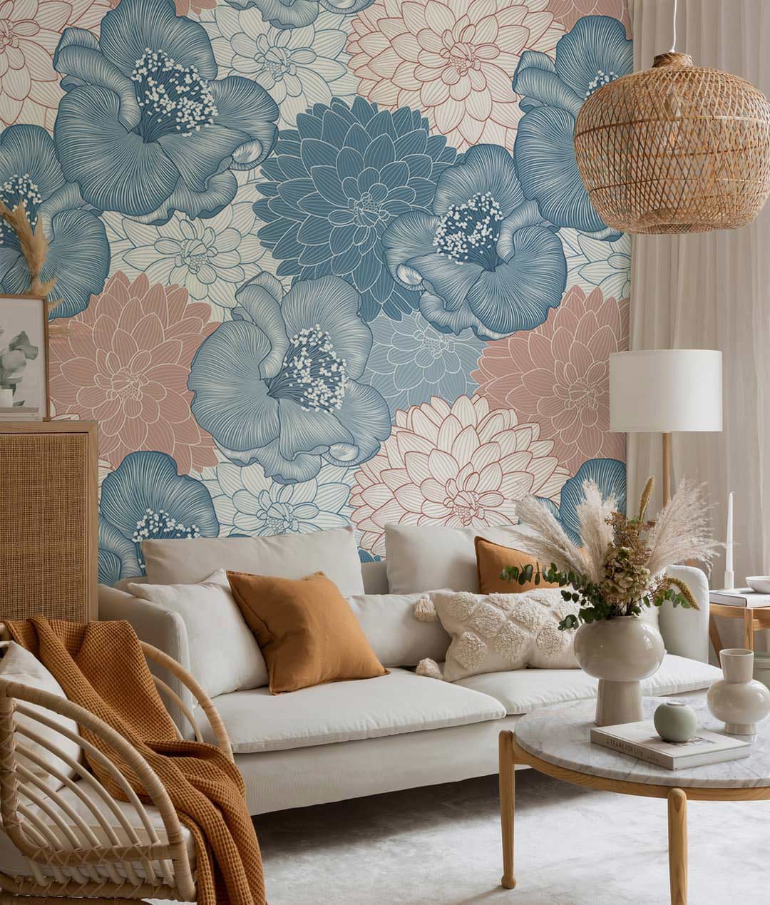 Canapé sectionnel clair avec coussins neutres sur papier peint mural Fleur de Mélange