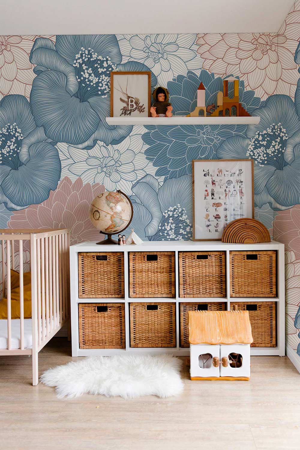 Un cube de rangement blanc avec huit paniers tissés pour le papier peint mural Fleur de Mélange
