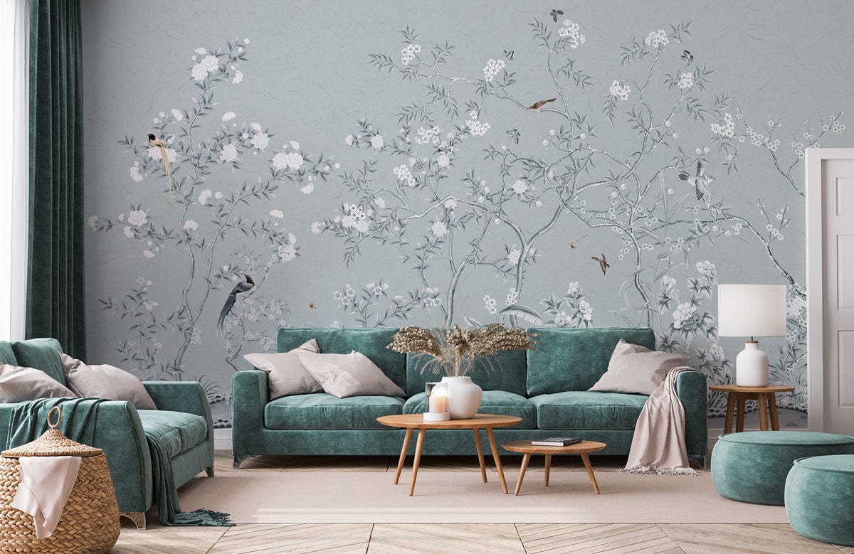 Sofa en velours teal avec coussins roses, dans un décor mural fleur incolore