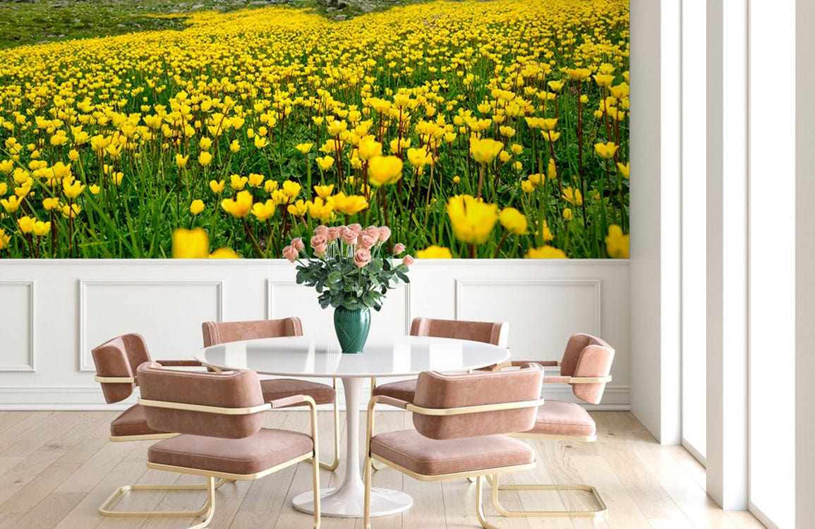 Peint mural fleurs moderne avec table ronde blanche et chaises roses dans un intérieur élégant