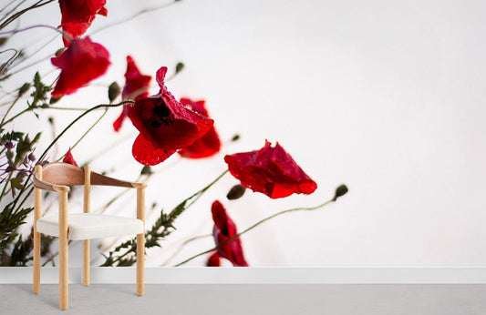 Chaise en bois avec coussin blanc sur papier peint mural fleurs avec rosée