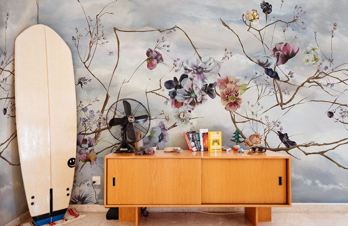 Credenza en bois moderne avec portes coulissantes, associé à peinture murale fleurs Épanouies