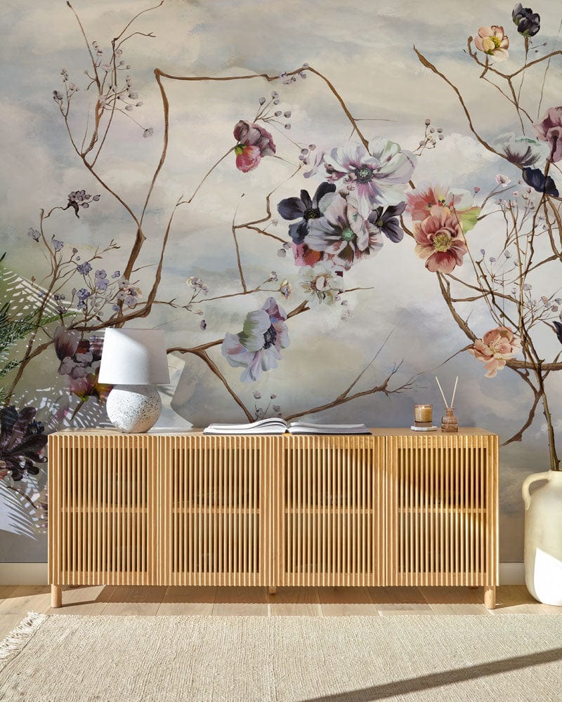 Meuble en bois clair avec portes, idéal avec peinture murale fleurs et papier peint mural