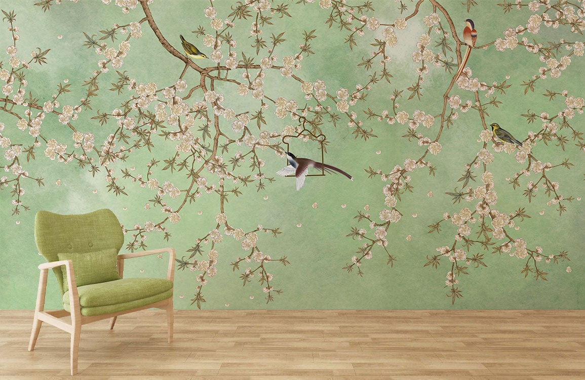 Fauteuil vert avec cadre en bois, dans un décor de papier peint mural fleurs
