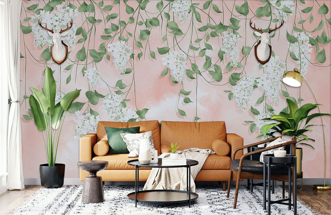 Salon avec canapé en cuir tan et papier peint mural fleurs de lilas avec motif floral et tête de cerf