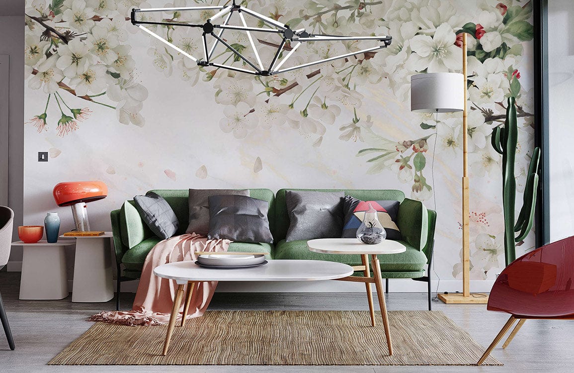 Salon moderne avec canapé vert, papier peint mural fleurs et éclairage unique