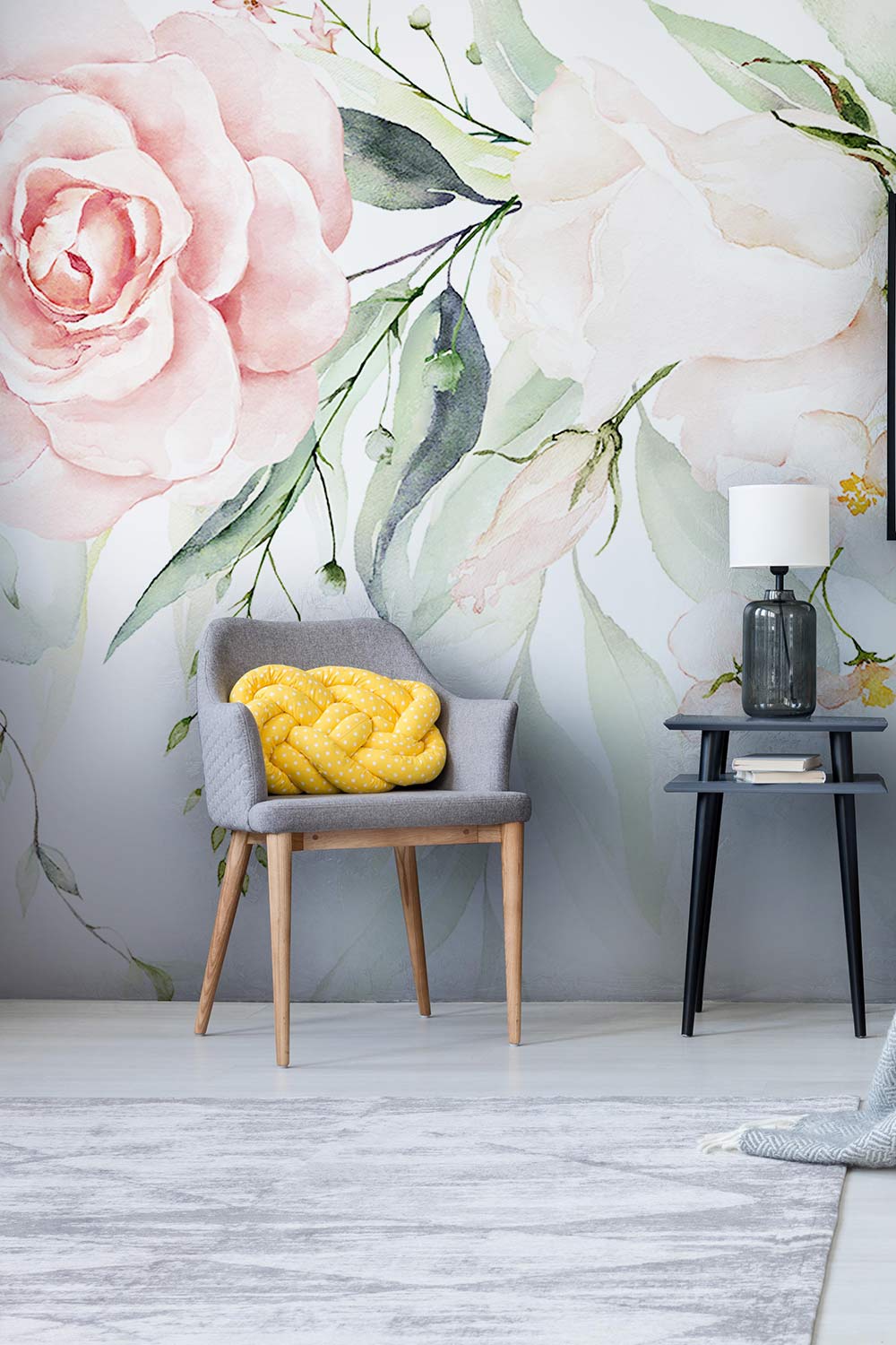Fauteuil gris en tissu avec coussin nœud jaune, idéal pour peinture murale fleurs
