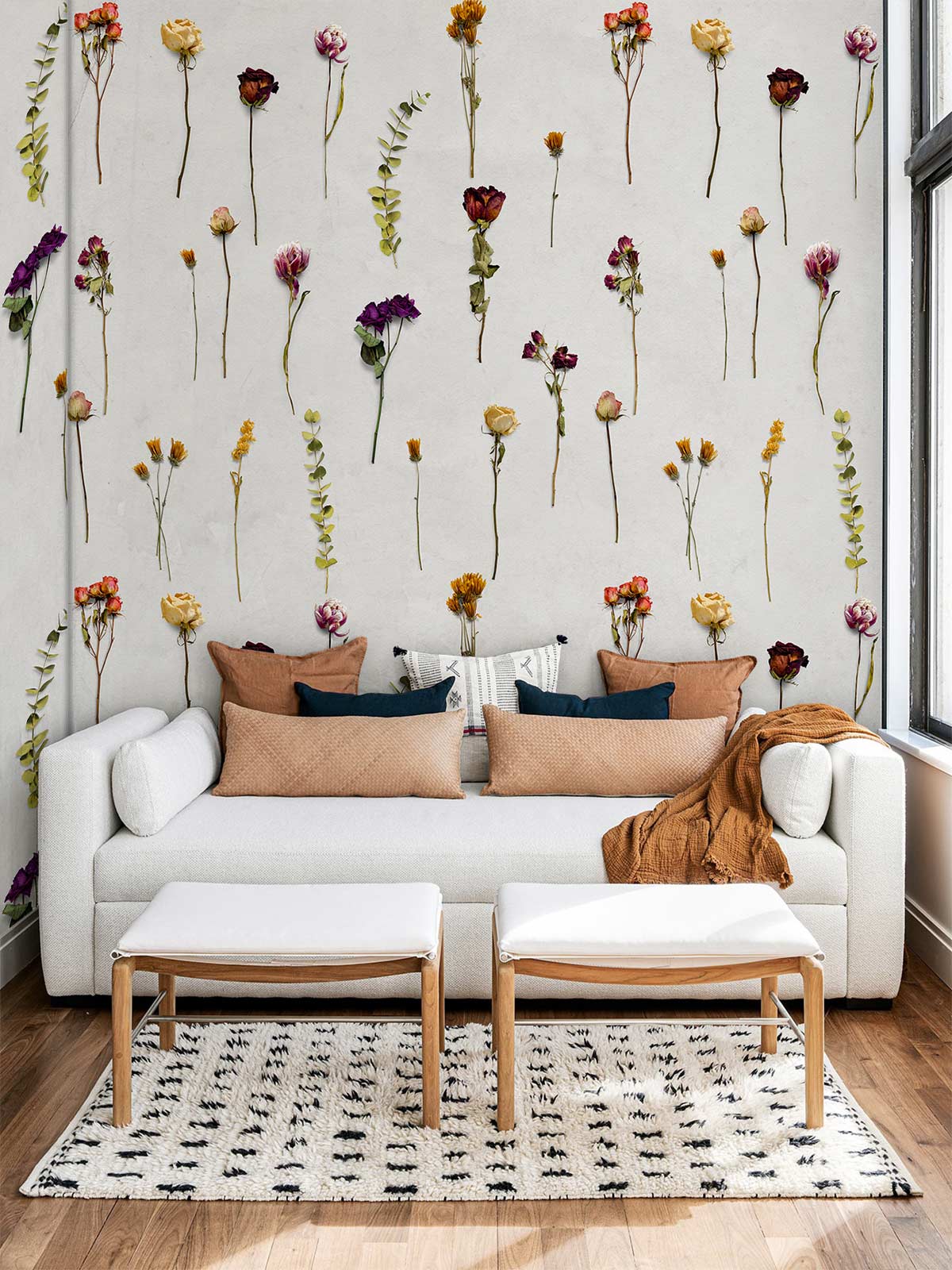 Image d’un lit de jour blanc avec coussins chauds et couverture, mural Fleurs Dride