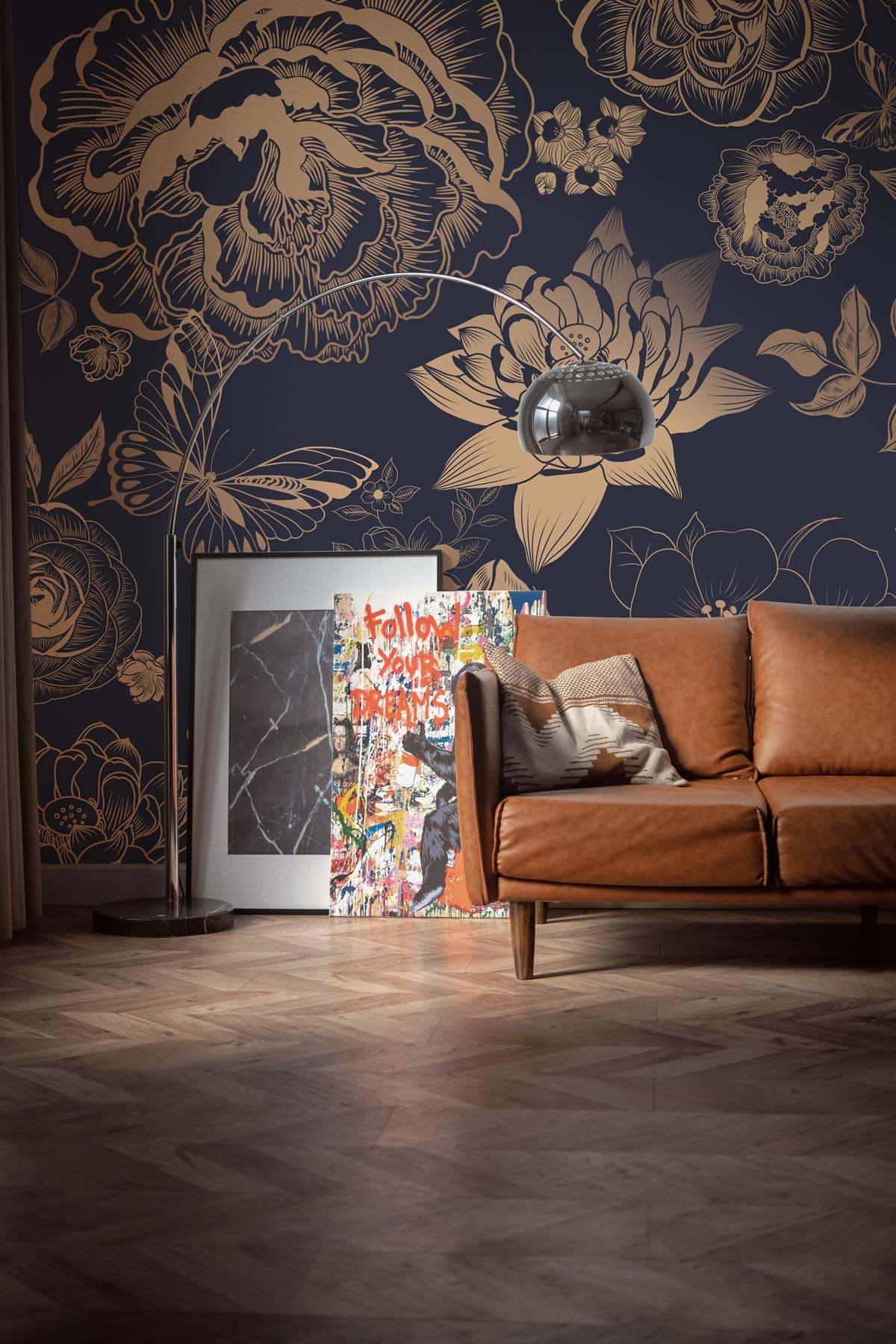 Sofa en cuir brun avec coussin vintage et mural fleurs peint mural fleurs