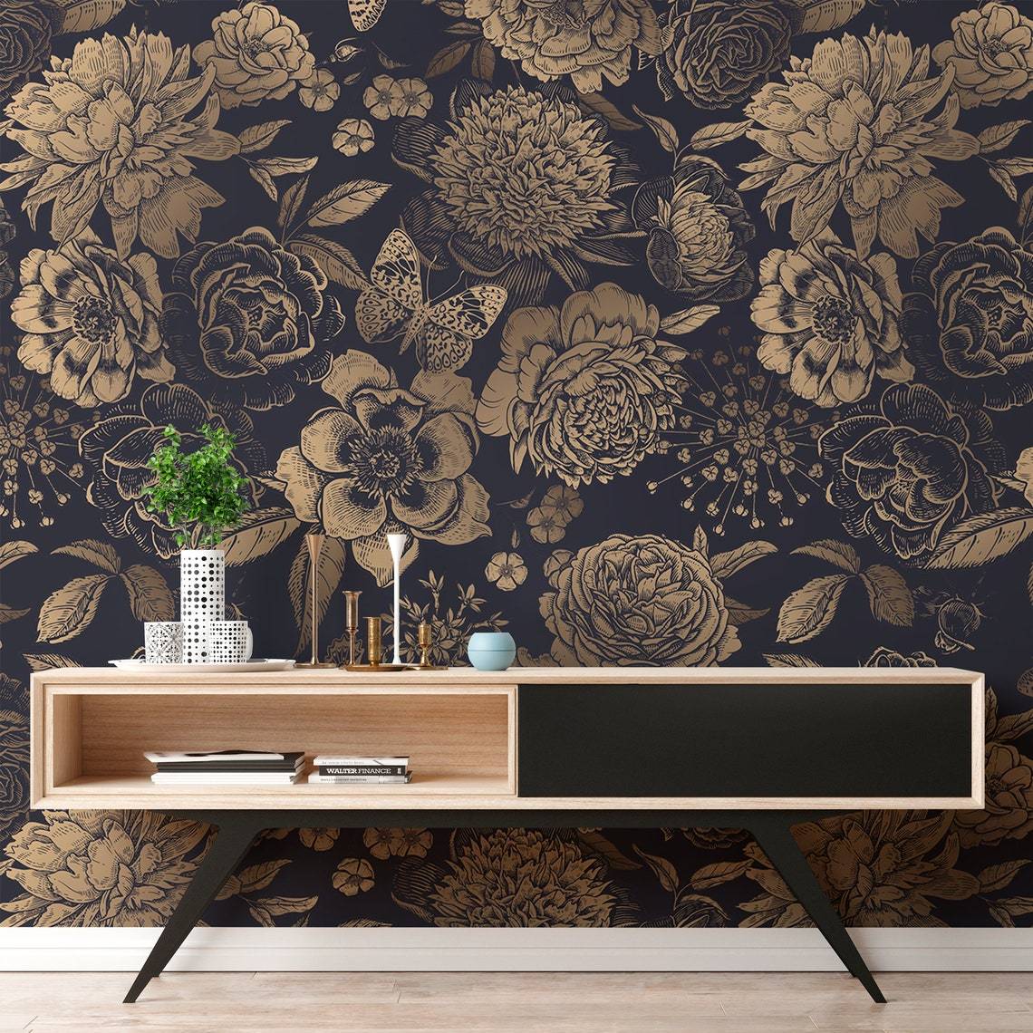 Media console en bois clair avec tiroir noir et jambes noires pour papier peint mural fleurs vintage