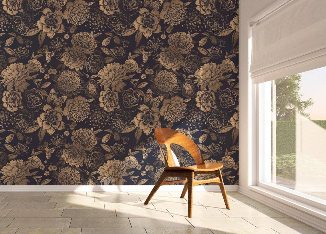 Chaise en bois avec dossier courbé sur un papier peint mural fleurs vintage dorées