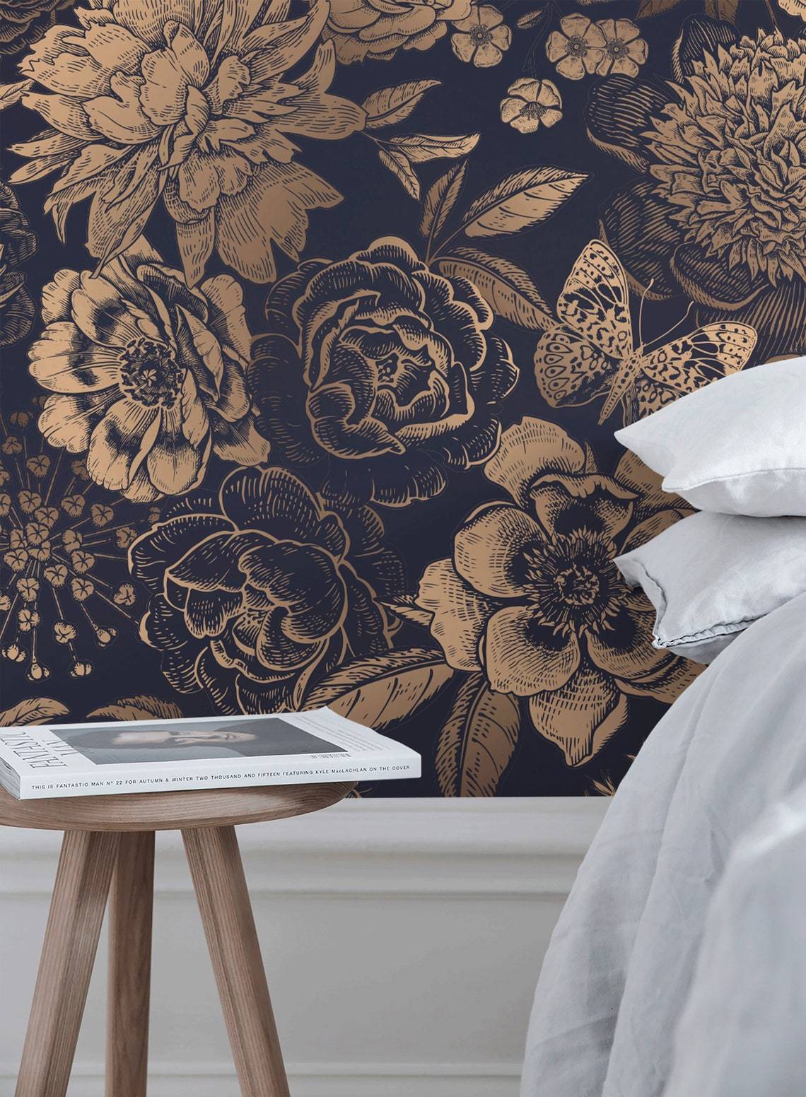 Papier peint mural Fleurs Vintage Dorées avec fond bleu foncé et motif floral or