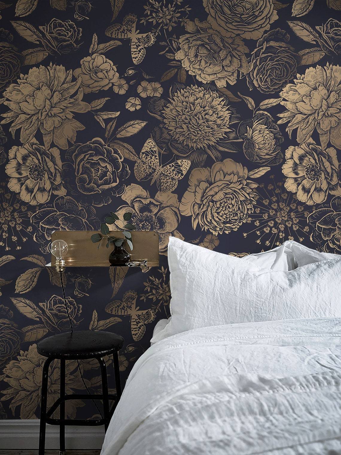 Papier peint mural fleurs vintage dorées avec motifs floraux et papillons en or