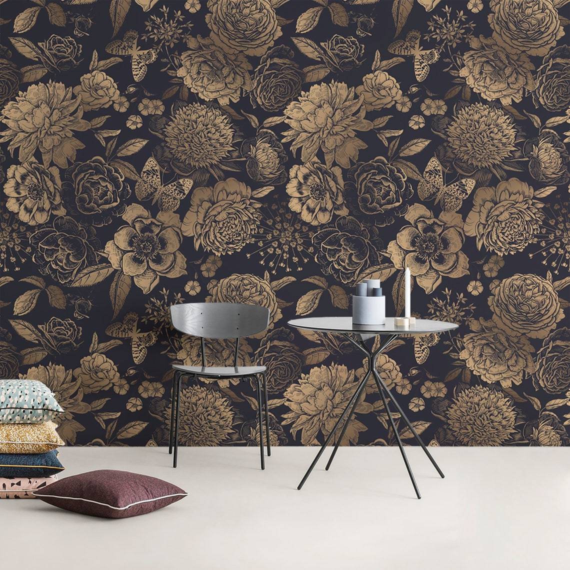 Papier peint mural fleurs vintage dorées avec motifs botaniques dorés sur fond sombre