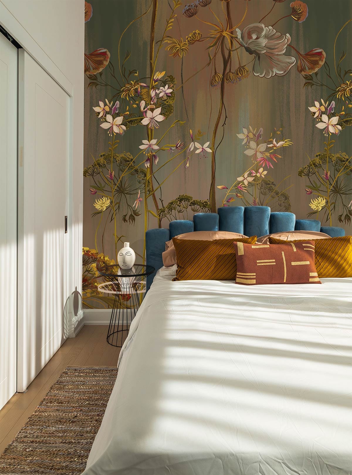 Photo d’une chambre avec un mur floral vintage et tête de lit bleue, œuvre d’art peint mural fleurs