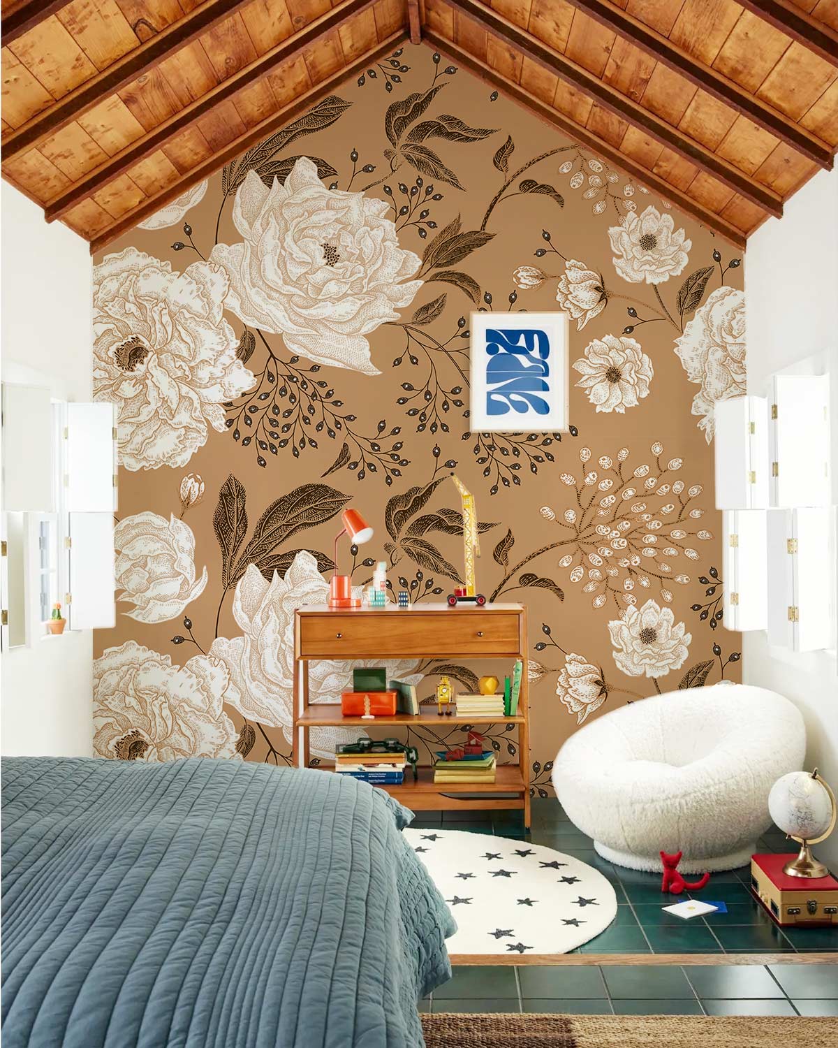 Photo d’une chambre avec papier peint mural fluorescent, bureau en bois et chaise cozy