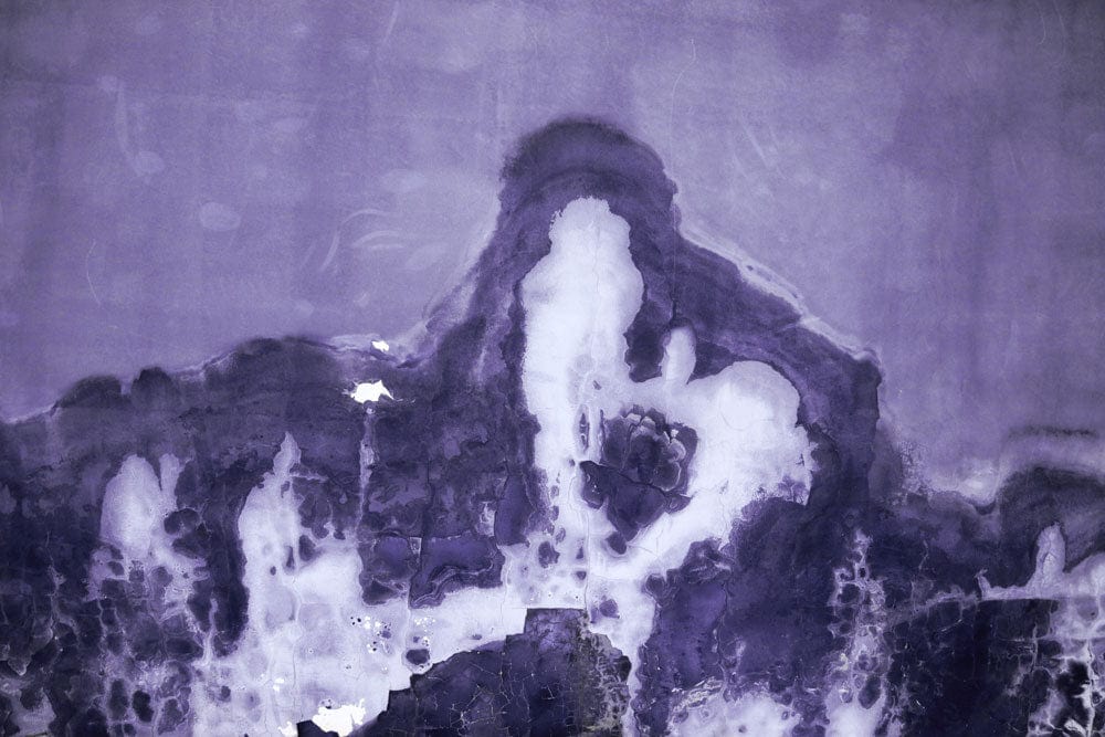 Peinture abstraite de montagne avec nuances de violet et blanc, ideal pour papier peint mural fondant violet