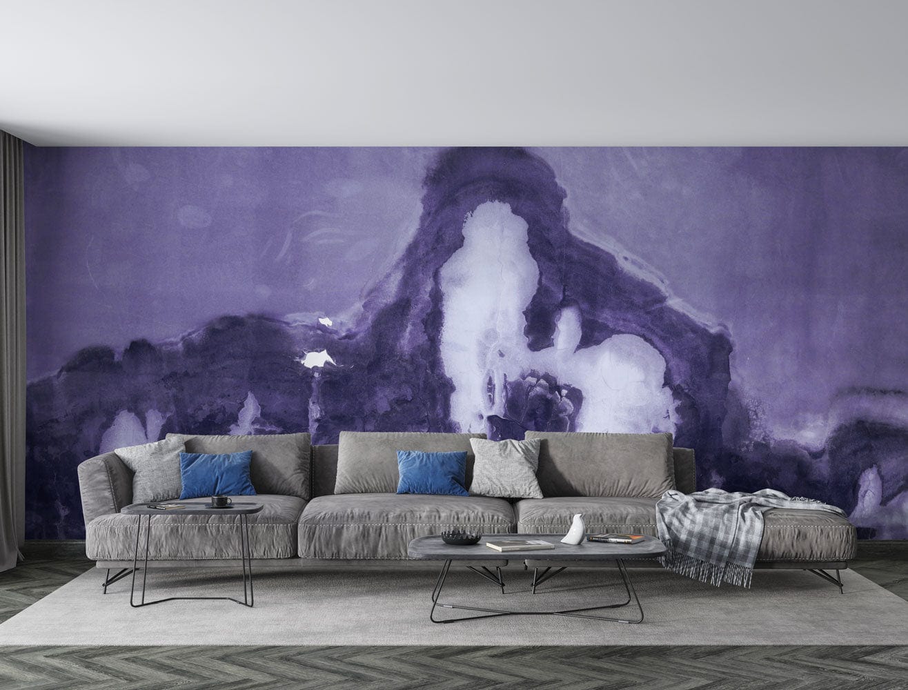 Canapé gris moderne avec coussins, idéal pour un papier peint mural fondant violet
