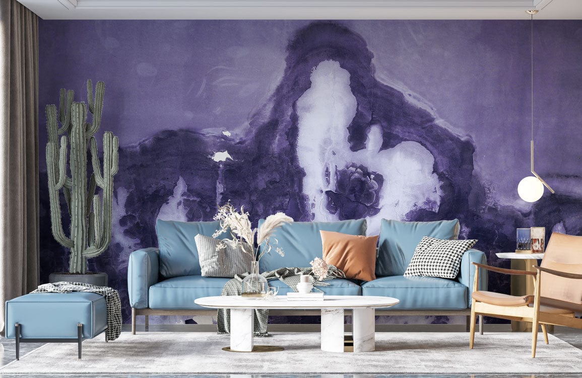 Photo d’un salon moderne avec papier peint mural fondant violet et blanc sur le mur