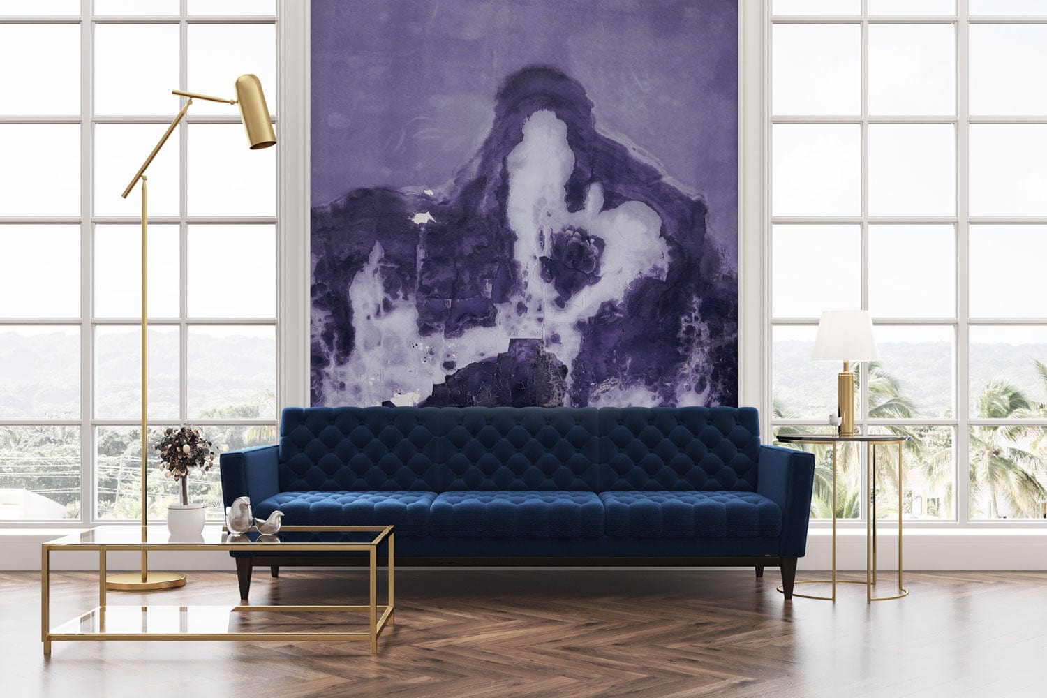Sofa trois places navy bleu sur papier peint mural fondant violet et blanc