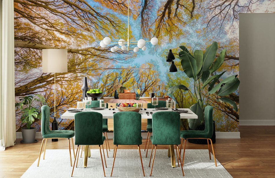 Peint mural forêt dans une salle à manger moderne avec chaises vertes et jambes en or