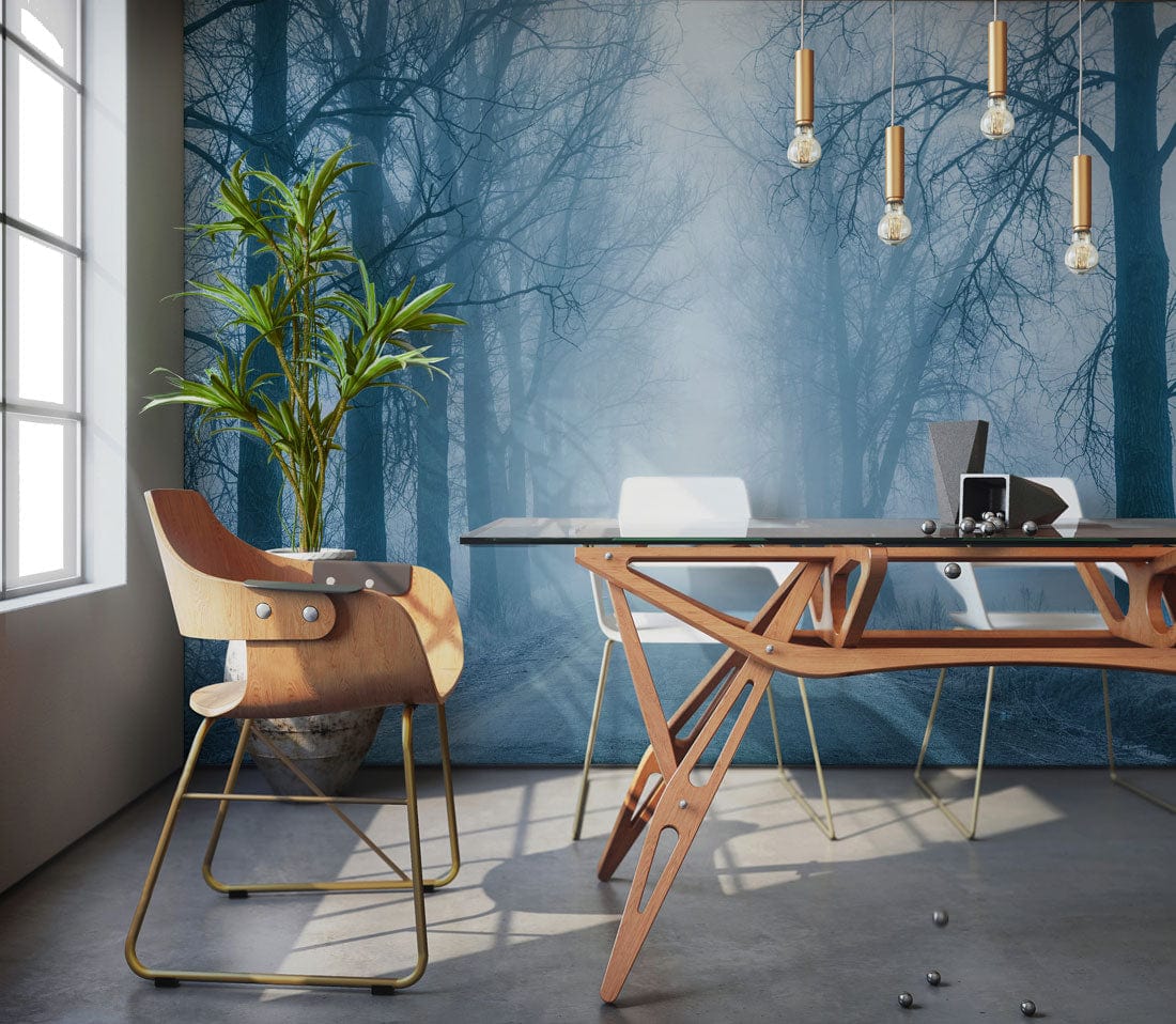 Photo d’un salon moderne avec une table en verre et papier peint mural forêt dans le brouillard