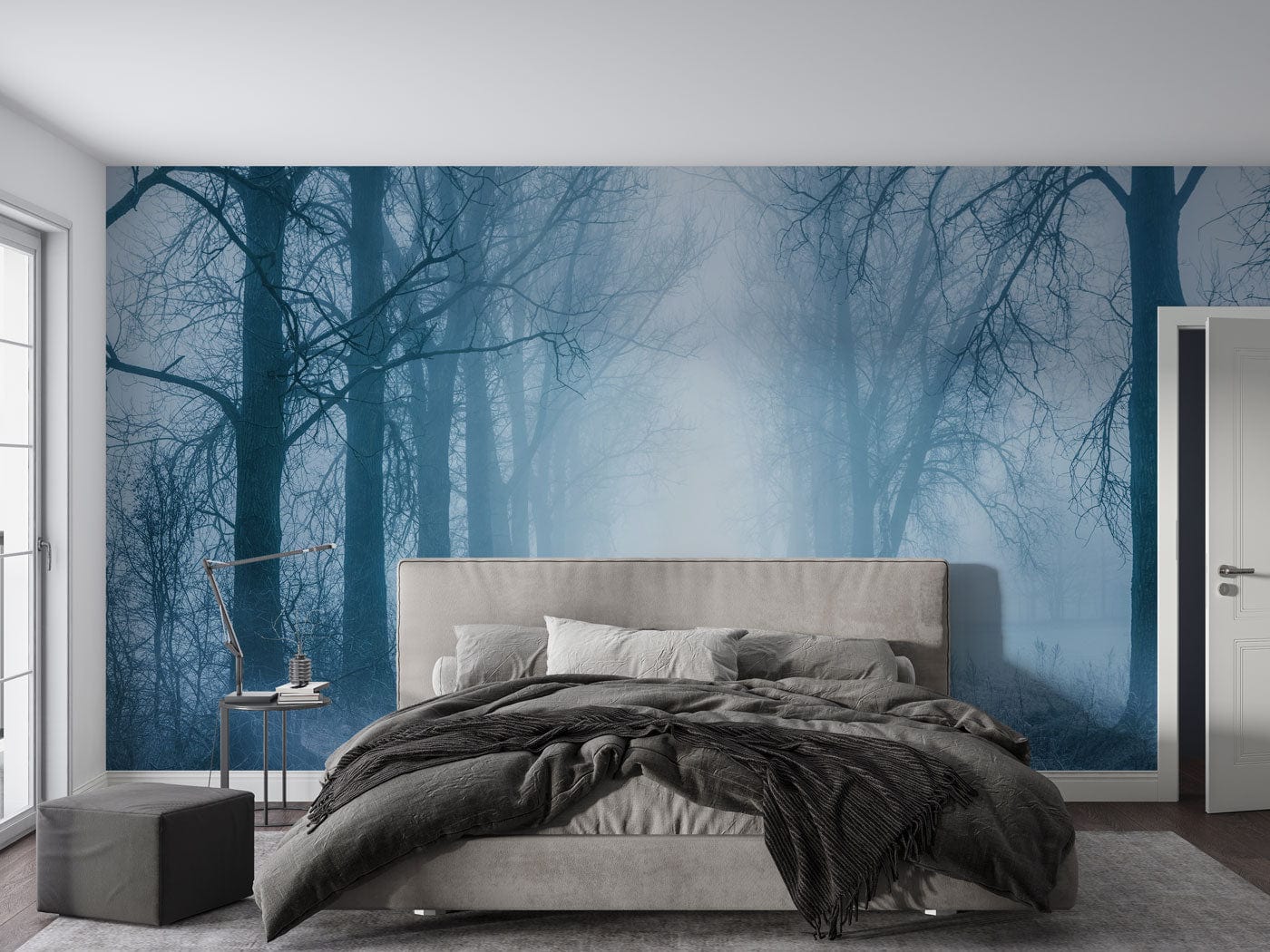 Photo d’un lit moderne avec tête de lit rembourrée et literie gris foncé, papier peint mural forêt dans le brouillard