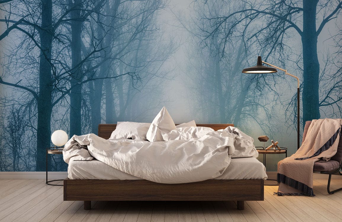 Papier peint mural forêt dans le brouillard avec lit en linge blanc pour une déco nature